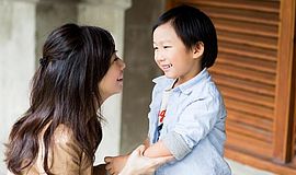 爸爸妈妈：请蹲下来和孩子对话