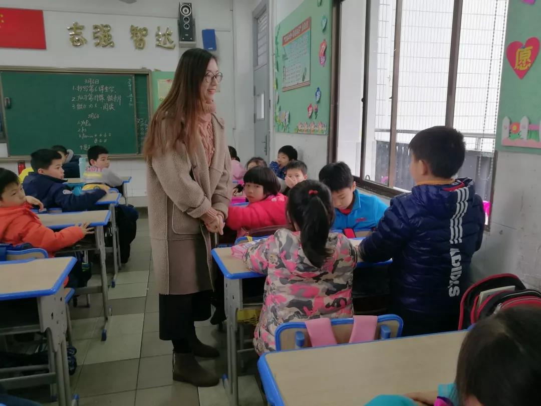 美女老师的驻颜秘方，家长们都惊呆了！