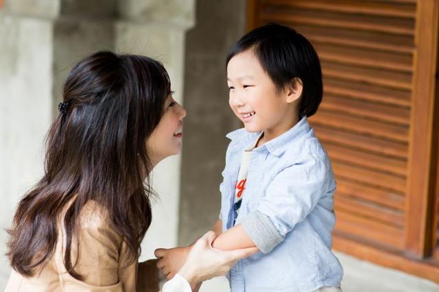 爸爸妈妈：请蹲下来和孩子对话